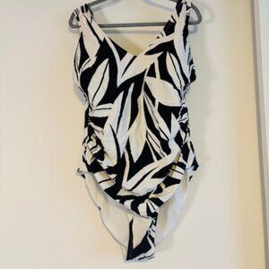 Kona Sol Shaping Onepiece Swimsuit - size 24